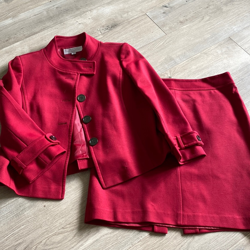 TAHARI ARTHUR S LEVINE skirt suit red modern stand up neck collar flare blazer